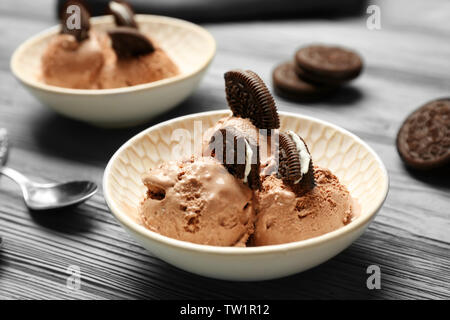 Lecker Eis mit Cookies in Schüssel auf Holz- Hintergrund Stockfoto