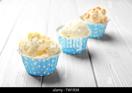 Lecker Eis in cups auf Holz- Hintergrund Stockfoto