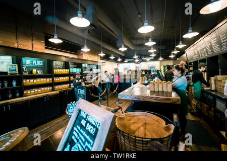 Die Pike Place Starbucks Store (Original Starbucks), es ist das erste Starbucks Stores in 1971 am Pike Place Market in Seattle gegründet Stockfoto