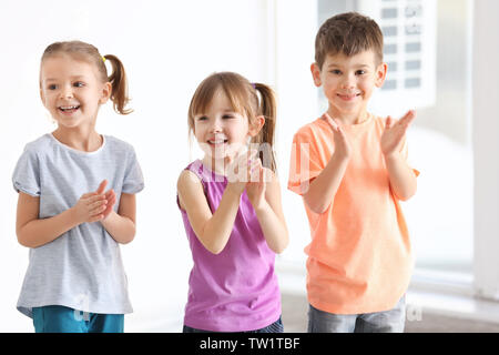 Süße Kinder singen im Musikunterricht Stockfoto