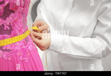 Frau Prüfung Messung der Abendkleid mode Atelier Stockfoto