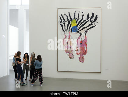 Besucher vor der Malerei chlafzimmer' ('Remix") durch Deutsche Maler Georg Baselitz (2005) in der Pinakothek der Moderne in München, Bayern, Deutschland angezeigt. Stockfoto