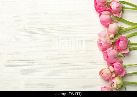 Schöne frische ranunculus Blumen auf hellem Holz im Hintergrund Stockfoto