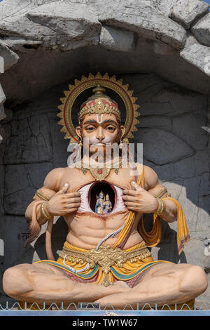 Hanuman Statue, Hindu Idol in der Nähe von Ganges, Rishikesh, Indien. Heilige Orte für Pilger. Statue, die schildern, Lord Hanuman öffnen seine Brust reißen und r Stockfoto