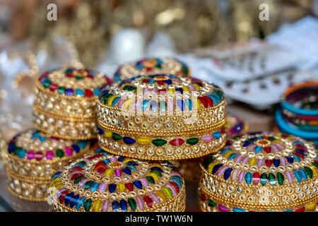 Bunte Jewel Boxen für Verkauf für Touristen am indischen Markt in Rishikesh, Indien. Nahaufnahme Stockfoto