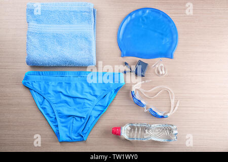 Zubehör für das Schwimmen auf Holz- Hintergrund Stockfoto