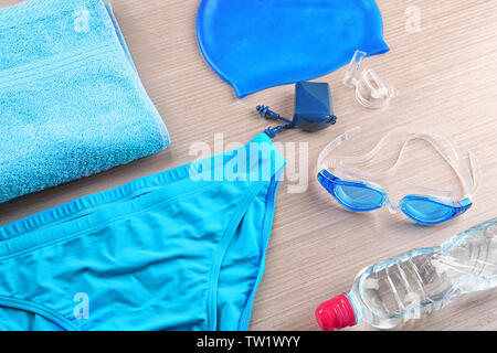 Zubehör für das Schwimmen auf Holz- Hintergrund Stockfoto