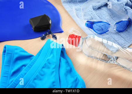 Zubehör für das Schwimmen auf Holz- Hintergrund Stockfoto