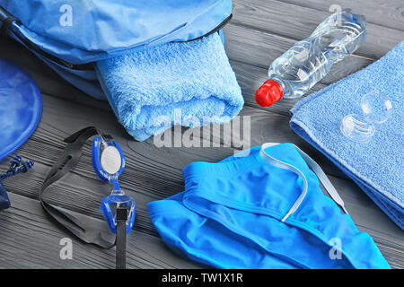 Zubehör für das Schwimmen auf Holz- Hintergrund Stockfoto