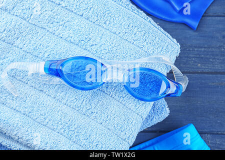 Zubehör für das Schwimmen auf Holz- Hintergrund Stockfoto