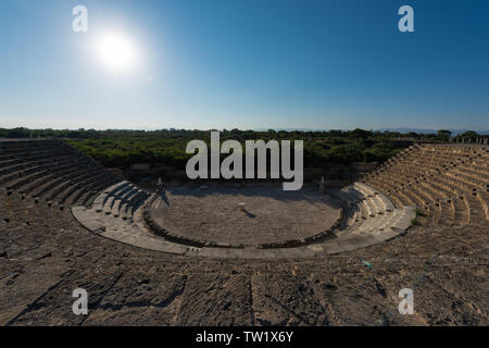 Ruinen von Amphitheater im antiken griechischen Stadt Salamis, gelegen an der Ostküste von Zypern. Stockfoto