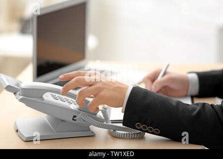 Mann herauf Telefon Empfänger während im Büro arbeiten Stockfoto