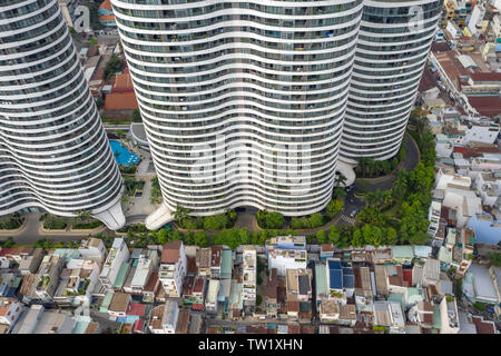 City Garden ist eine moderne Wohnanlage in cosmopolitan Tan Binh District Ho Chi Minh City. Es ist von der typischen Terrasse Häusern umgeben. Stockfoto