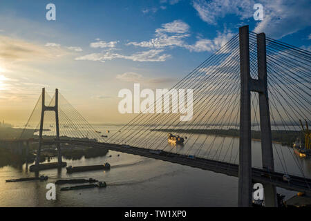 Die Phu My Brücke ist die grösste Brücke in Vietnam überspannt den Fluss Saigon in Ho Chi Minh City und wesentliche Verbesserung der wachsenden Wirtschaft. Stockfoto