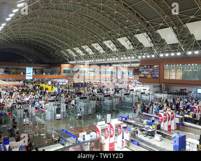 ISTANBUL, Türkei - 30. APRIL 2019: Pass- und Sicherheitskontrolle, in Istanbul Sabiha Gökcen International Airport. Stockfoto