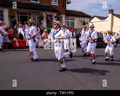 Morris Dancers tanzen vor der Vine Inn Great Bardfield Braintree Essex UK am 1. Juni 2019. Diese Art von Tanz ist eine britische Tradition Stockfoto