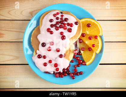 Leckere Pfannkuchen mit Joghurt und Orangenscheiben auf Platte Stockfoto