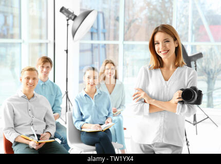 Gruppe von Studenten mit Tauchlehrer während Fotografie Klassen Stockfoto