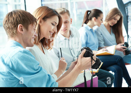 Gruppe von Studenten mit Tauchlehrer während Fotografie Klassen Stockfoto