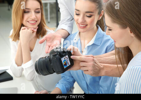 Gruppe von Studenten mit Tauchlehrer während Fotografie Klassen Stockfoto