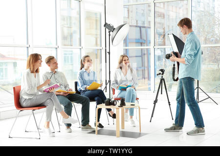 Gruppe von Studenten mit Tauchlehrer während Fotografie Klassen Stockfoto