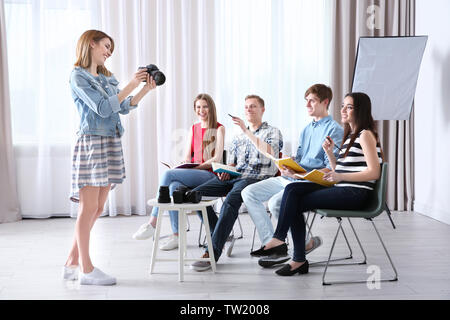 Gruppe von Studenten mit Tauchlehrer während Fotografie Klassen Stockfoto
