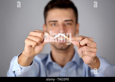 Quit Smoking Konzept. Menschen Zigarette, auf hellen Hintergrund Stockfoto