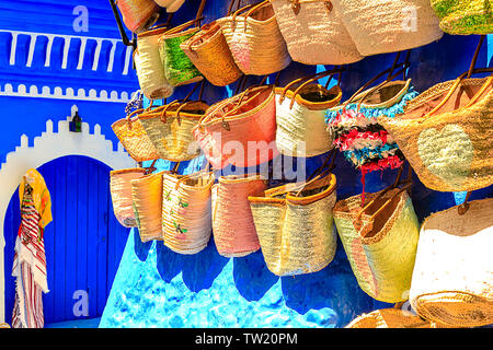 CHEFCHAOUEN, MAROKKO - April 24, 2019: Bunte marokkanische Stoffen und handgefertigte Souvenirs auf der Straße in die blaue Stadt Chefchaouen, Marokko, Afrika. Stockfoto