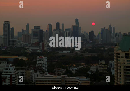 Blick auf den Sonnenuntergang über Wolkenkratzer in der Innenstadt von Bangkok, Thailand Stockfoto