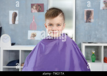 Süße kleine Jungen im Friseursalon Stockfoto