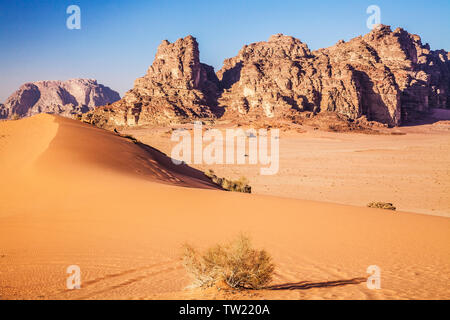 Felsformationen in der jordanischen Wüste im Wadi Rum oder das Tal des Mondes. Stockfoto