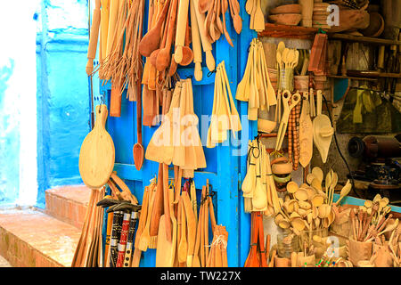 CHEFCHAOUEN, MAROKKO - April 24, 2019: Bunte marokkanische Stoffen und handgefertigte Souvenirs auf der Straße in die blaue Stadt Chefchaouen, Marokko, Afrika. Stockfoto