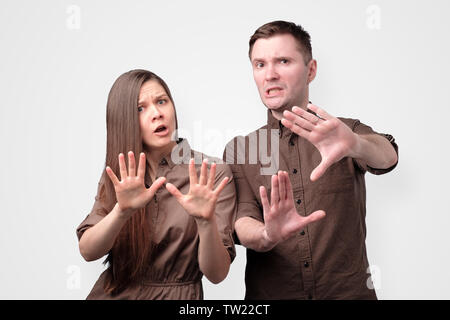 Junge europäische Paar zeigen Weigerung Geste zu stoppen Stockfoto
