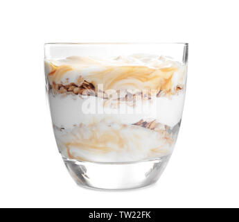 Leckere Dessert mit Joghurt und Müsli in Glas auf weißem Hintergrund Stockfoto