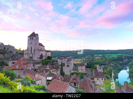 Saint-Cirq-Lapopie (Südfrankreich): Übersicht über das mittelalterliche Dorf mit dem Label "Plus beaux villages de France" ("Die schönsten Dörfer von Stockfoto