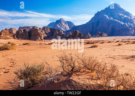 Felsformationen in der jordanischen Wüste im Wadi Rum oder das Tal des Mondes. Stockfoto