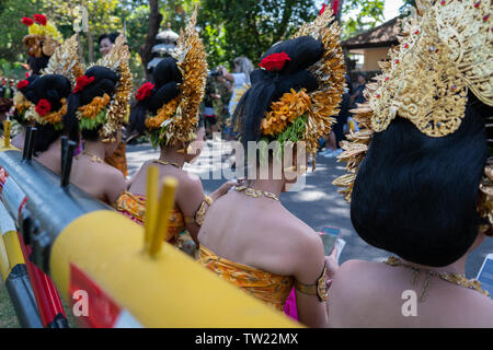 Junge balinesische Frauen tragen traditionelle balinesische Kopfschmuck und traditionellen Sarong bei der Eröffnung des Bali Art Festival 2019. Dieser ist kostenlos Stockfoto