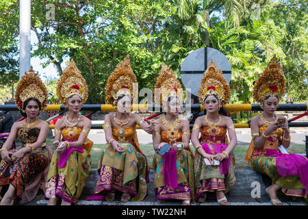 DENPASAR/BALI - 15. JUNI 2019: Junge balinesische Frauen tragen traditionelle balinesische Kopfschmuck und traditionellen Sarong bei der Eröffnung des Bali Kunst Stockfoto