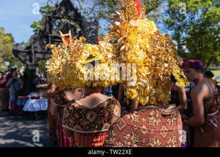 Junge balinesische Frauen tragen traditionelle balinesische Kopfschmuck und traditionellen Sarong bei der Eröffnung des Bali Art Festival 2019. Dieser ist kostenlos Stockfoto