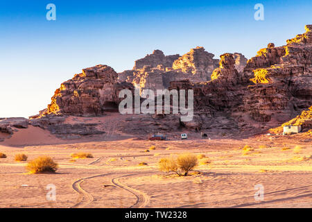 Felsformationen in der jordanischen Wüste im Wadi Rum oder das Tal des Mondes. Stockfoto