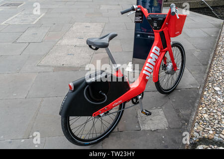 London, UK, 29. Mai 2019: Ubers elektrische Springen vermietung Fahrrad auf den Straßen von London Stockfoto