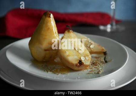 Lecker Birnen mit Honig Sauce und Haferflocken auf Tisch Stockfoto