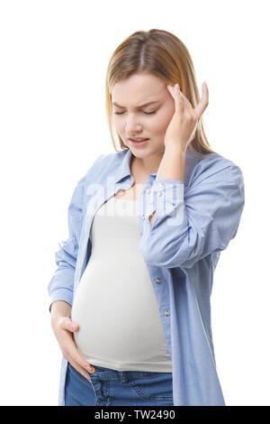 Schwangere Frau leidet unter Kopfschmerzen auf weißem Hintergrund Stockfoto