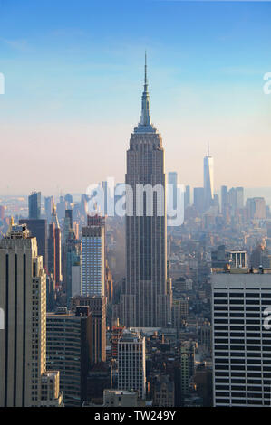 Epische Ausblick auf das Empire State & OWO von der Rockefeller bei Sonnenuntergang, New York City, New York, USA Stockfoto