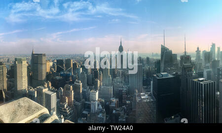 Epische Ausblick auf das Empire State & OWO von der Rockefeller bei Sonnenuntergang, New York City, New York, USA Stockfoto