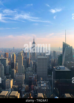 Epische Ausblick auf das Empire State & OWO von der Rockefeller bei Sonnenuntergang, New York City, New York, USA Stockfoto