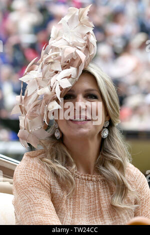 Pferderennbahn Ascot, Berkshire, Großbritannien. Juni, 2019 18. Queen Maxima der Niederlande kommt für den ersten Tag des Royal Ascot Hotel in Ascot Pferderennbahn in Berkshire, England. 18. JUNI 2019. Credit: Trevor Adams/Matrix/MediaPunch *** KEINE UK *** REF: MTX 192207 Credit: MediaPunch Inc/Alamy leben Nachrichten Stockfoto