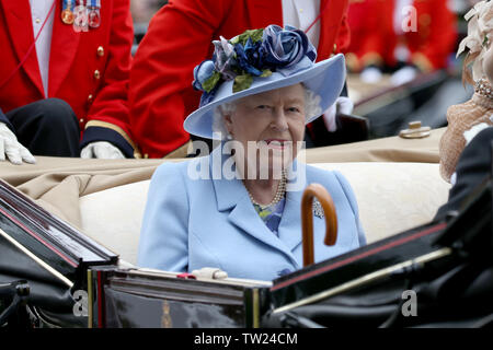 Pferderennbahn Ascot, Berkshire, Großbritannien. Juni, 2019 18. Königin Elisabeth II. des Vereinigten Königreichs kommt für den ersten Tag des Royal Ascot Hotel in Ascot Pferderennbahn in Berkshire, England. 18. JUNI 2019. Credit: Trevor Adams/Matrix/MediaPunch *** KEINE UK *** REF: MTX 192207 Credit: MediaPunch Inc/Alamy leben Nachrichten Stockfoto