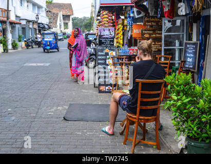 Galle, Sri Lanka - Dec 21, 2018. Ein Mann im Coffee Shop im Fort Galle, Sri Lanka sitzen. Galle ist eine Stadt an der Südwestküste von Sri Lanka. Stockfoto