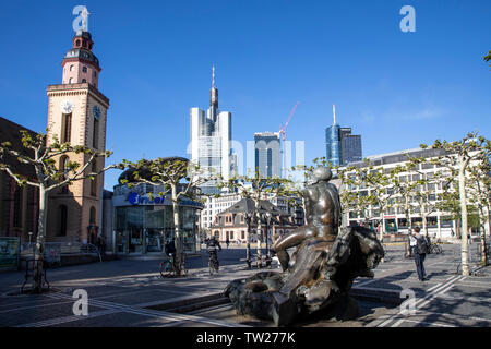 Skyline von Frankfurt am Main, Hintergrund der Wolkenkratzer, Financial District, City Center, alte Hauptwache, Fußgängerzone Zeil, St. Katharinenkir Stockfoto